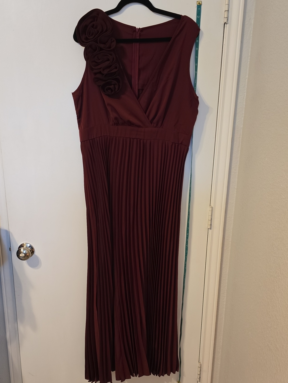 SHEIN Burgundy Sleeveless V-Neck Pleated Maxi Dress with Rosette Shoulder